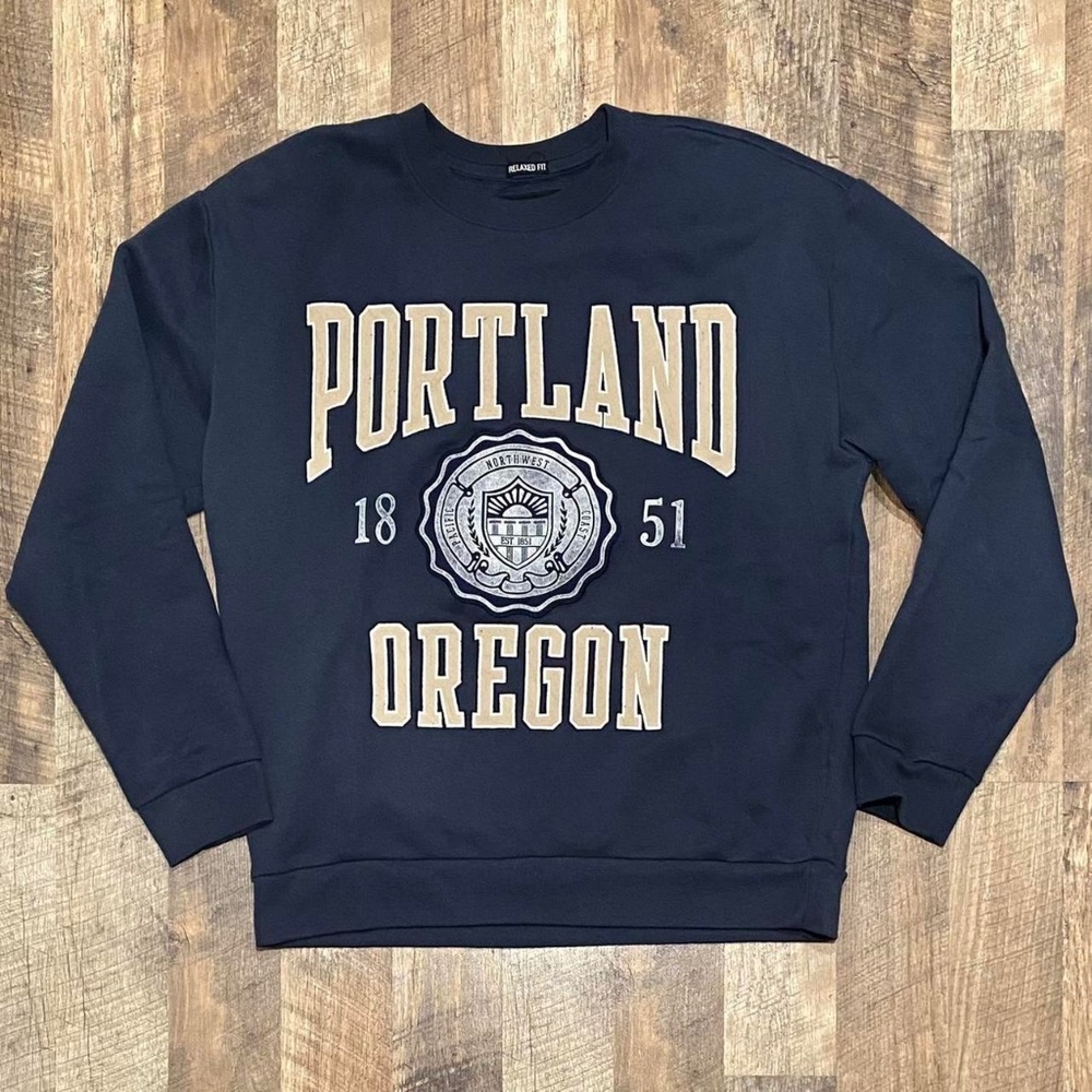 Hollister Portland Oregon Crewneck Sweater | Men's Large